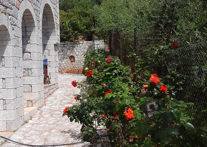 Foivos 2 ホテル 2*